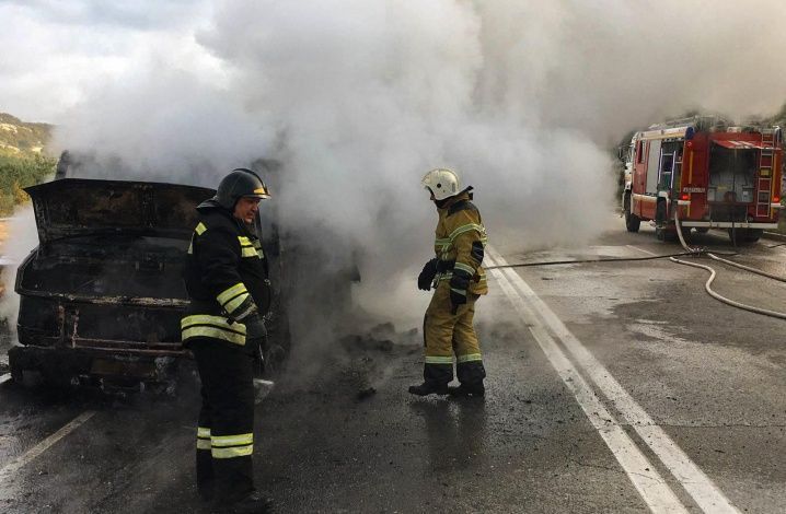 Севастопольские огнеборцы МЧС России ликвидировали пожар, вспыхнувший в автомобиле на участке Президентской трассы