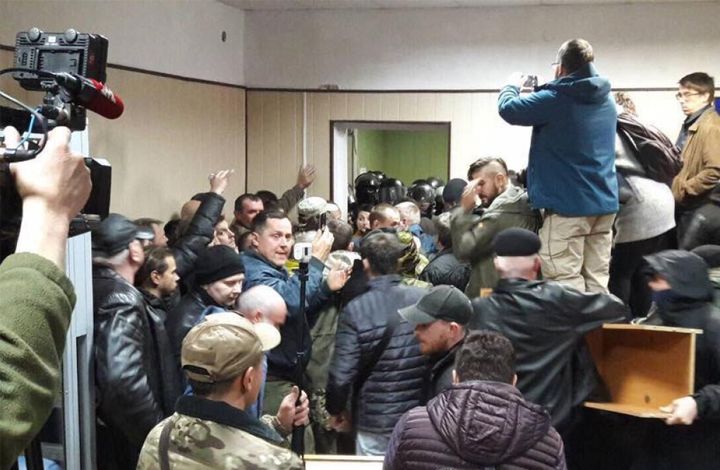 Политолог: радикалы в суде Киева показали, что такое "уличное правосудие"