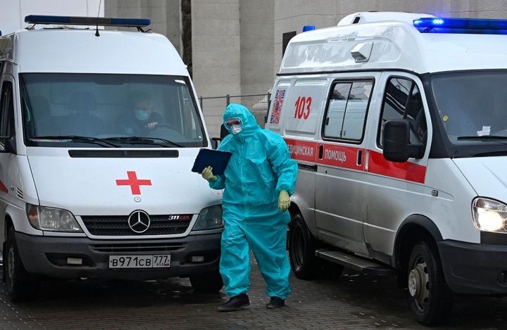 Третьей волны коронавируса в Москве больше боятся, чем в Санкт-Петербурге