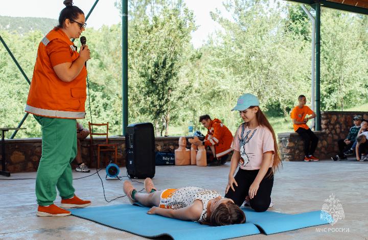 Уроки в детских лагерях Севастополя проводят сотрудники МЧС в рамках Всероссийской акции «Мои безопасные каникулы»