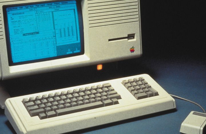 5 июня 1977 года появился компьютер Apple