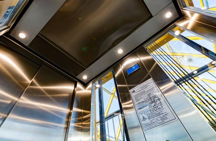 Шесть лифтов для маломобильных горожан установили в надземных пешеходных переходах столицы в 2022 году