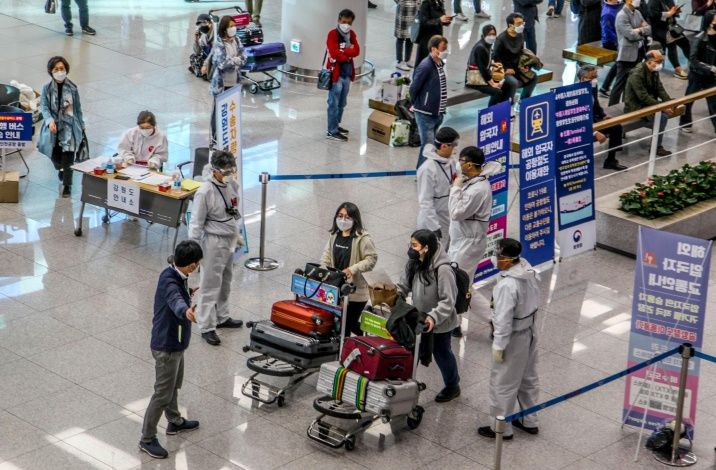 Застрявшие в Южной Корее россияне живут в аэропорту