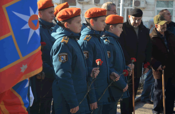 Сотрудники севастопольского чрезвычайного ведомства и кадеты МЧС приняли участие в мемориальных мероприятиях в День героев Отечества