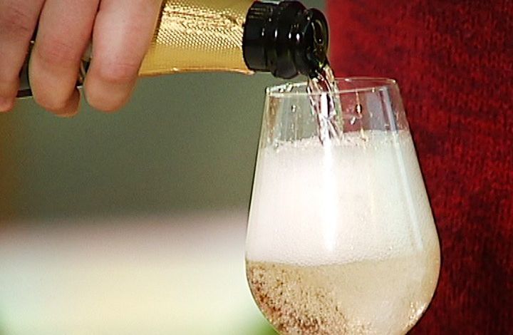 Перед Новым годом в России проверят шампанское и коньяк