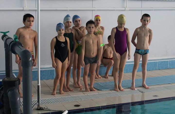 Водные процедуры: российских школьников научат плавать