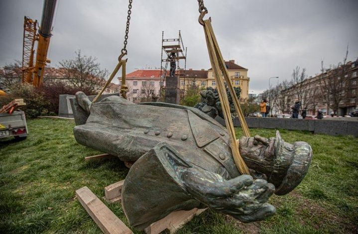 "Покрыли позором страну". В Праге снесли памятник маршалу Коневу