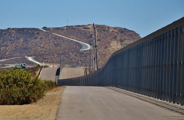 В США начали строить прототипы стены на границе с Мексикой.