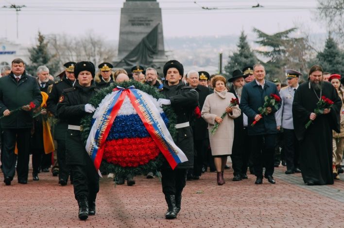 В Севастополе руководство чрезвычайного ведомства приняло участие в торжественном возложении цветов в память о погибших защитниках Отечества