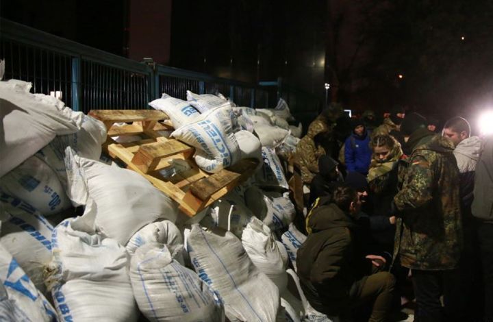 Мнение: блокаду телеканала NewsOne в Киеве устроили "не просто добровольцы"