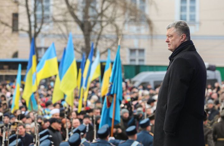 "Предвыборная шизофрения": Порошенко пообещал "вернуть Крым"