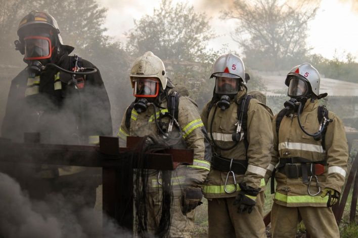 Севастопольские пожарные МЧС России прошли испытание огневой полосой