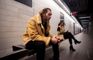 Москвичи в метро стали реже читать и больше работать