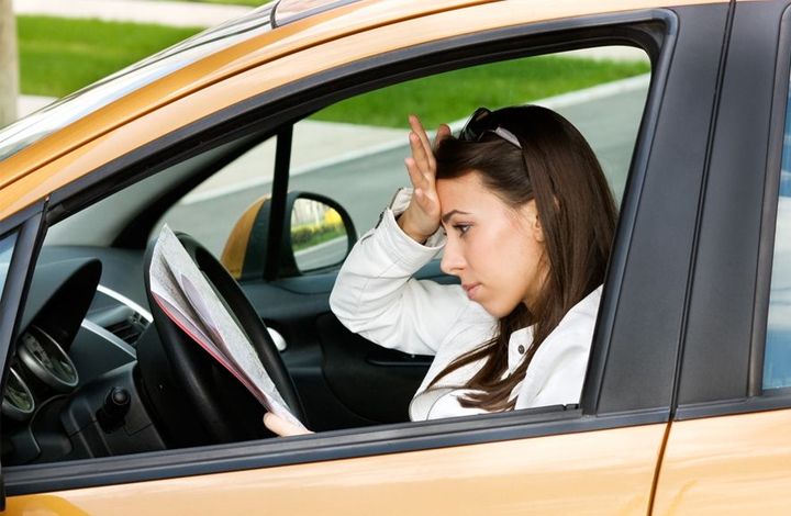 Эксперт: знание правил дорожного движения женщины лучше усваивают