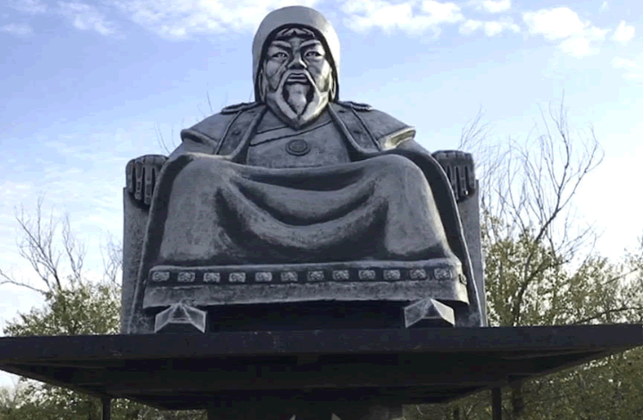 Историк объяснил, почему поставили памятник захватчику России
