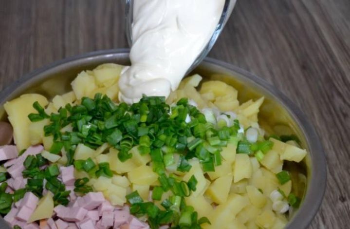 Чем полезней заправлять салат – сметаной или майонезом? Ответ найден