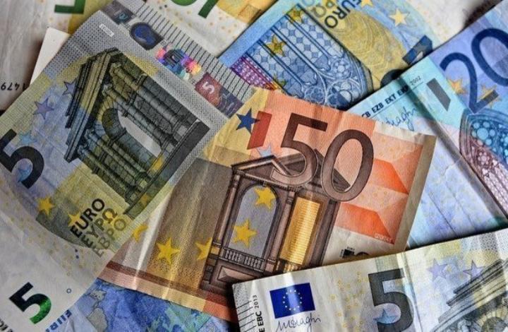 Курс евро поднялся выше 90 рублей