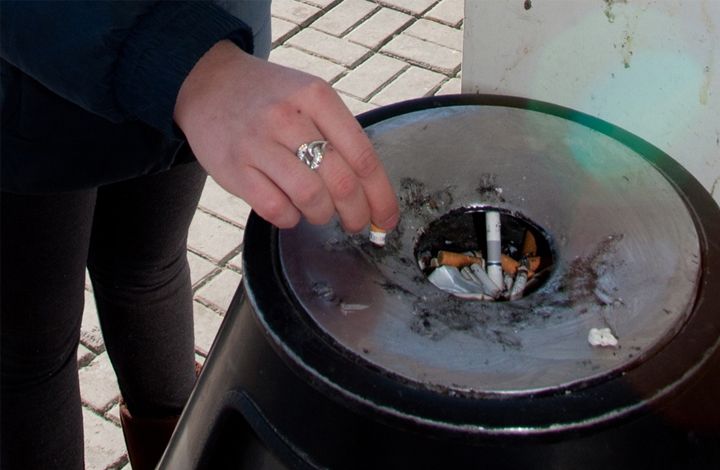 Депутаты Госдумы поддержат закон о запрете курения у подъездов
