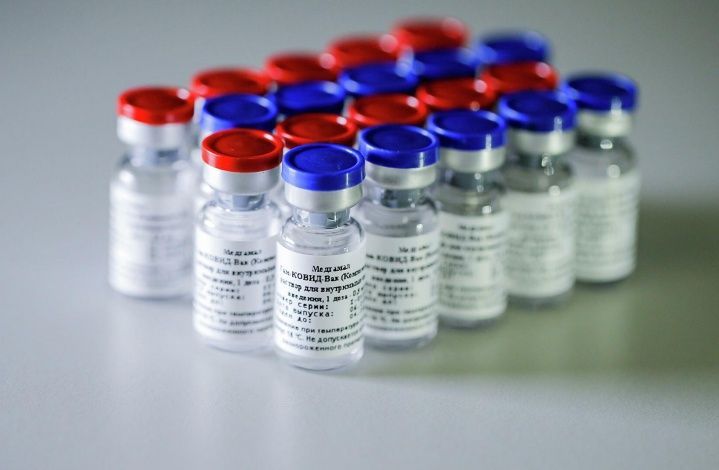 Мнение: в Киеве надеются получить вакцину от COVID "проверенным способом"