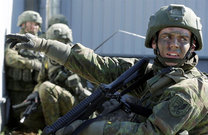 Политолог: "атаки" РФ на смартфоны солдат НАТО – новая выдумка Запада
