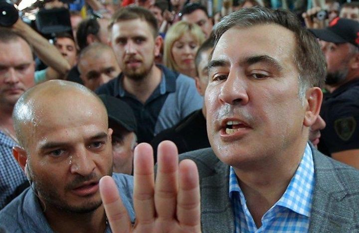 Эксперт: кураторы Саакашвили активно используют два фактора его биографии