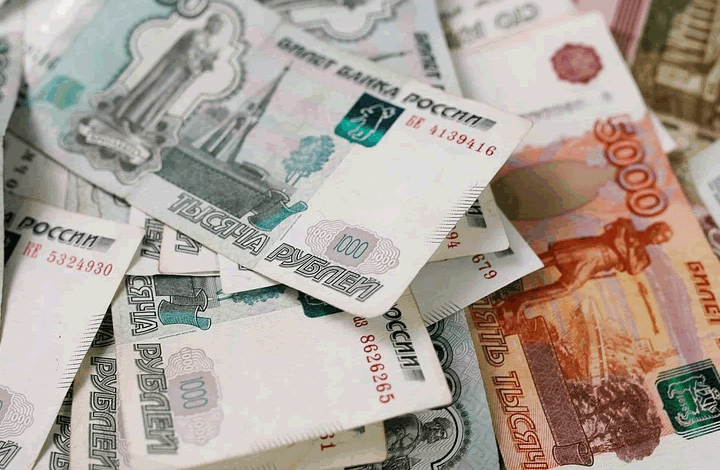 Психолог: "справедливая" зарплата россиян связана с их "болью"