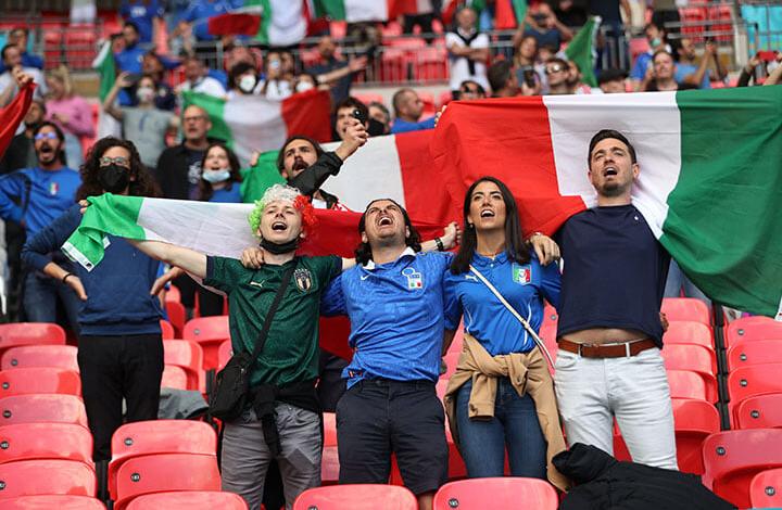 "Сошли с ума". Как болельщики Италии и Англии отметили финал Евро-2020