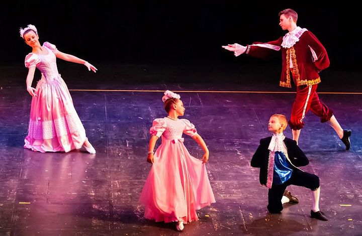 Образцовый ансамбль танца «Ровесник» приглашает в Москонцерт на празднование 25-летнего юбилея