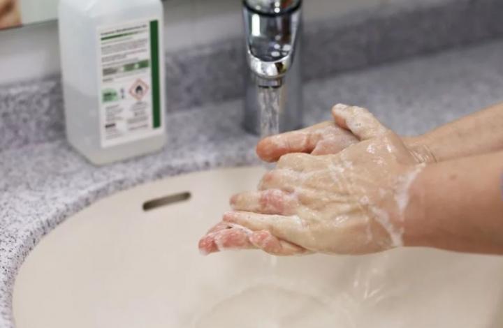 Не только ипохондрики: кого коронавирус приучил мыть руки