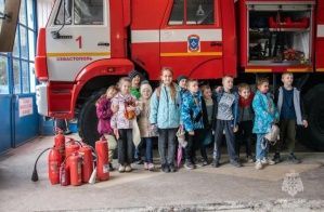 Экскурсия, которая запомнится. Первоклашки познакомились с работой севастопольских пожарных МЧС России