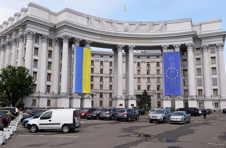 Политолог: Киев получит "безвиз", а ЕС – "дубинку"