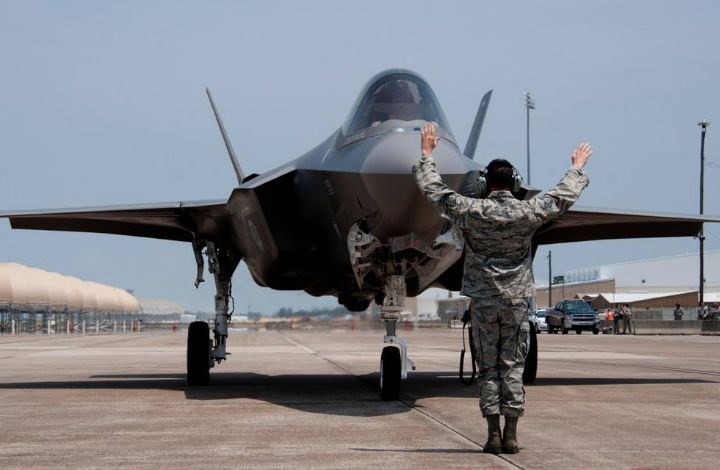 Военный эксперт: США "навяжут" Германии F-35