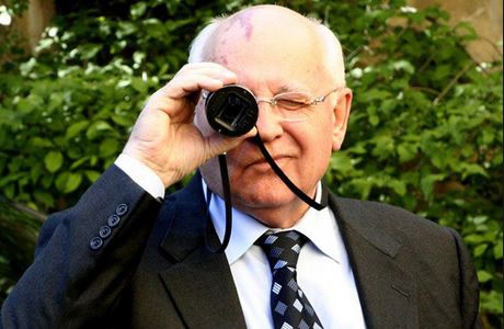 Горбачев -- «Герой Советского Союза и Герой России»?
