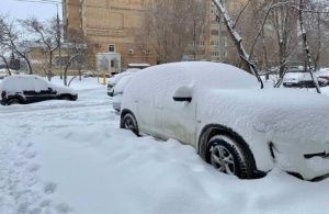Российских водителей предупредили об опасности снега на крыше машины