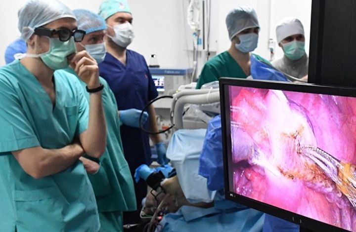 Новый российский робот-хирург, способный выполнять сложные операции, был представлен на ПМЭФ-2018.