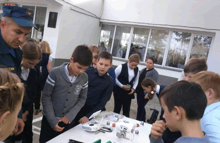 Сотрудники МЧС России рассказали о своей деятельности севастопольским старшеклассникам