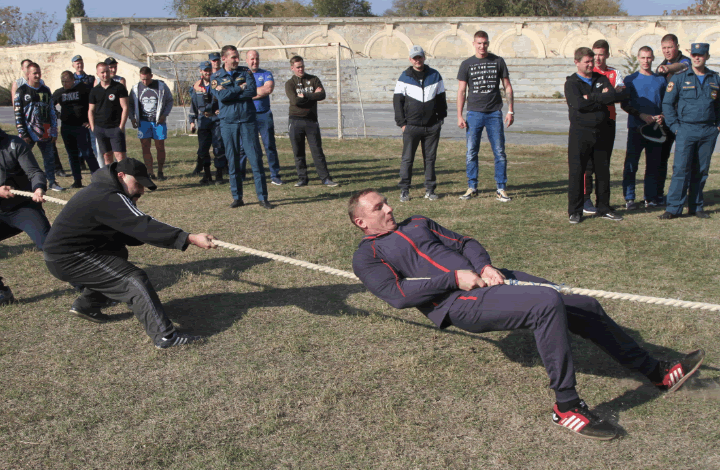 В Севастополе сотрудники МЧС соревновались в перетягивании каната
