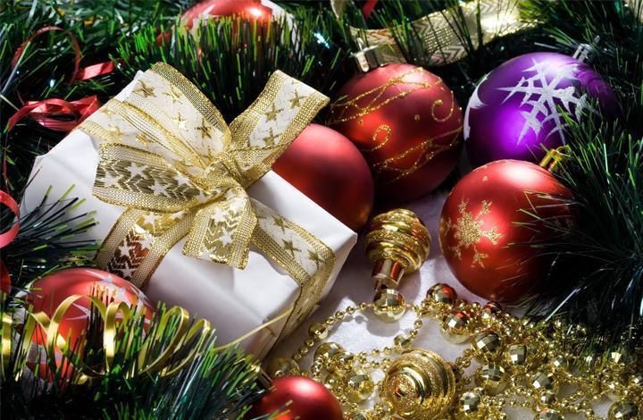 Россияне планируют потратить на новогодние подарки больше, чем в прошлом году. Коллег будут поздравлять чаще