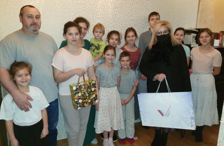 Московские участники акции #МыВместе подарили ноутбук семье, воспитывающей 11 детей