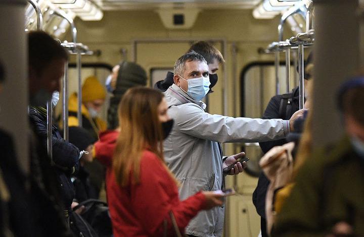 Академик Покровский объяснил, на каком расстоянии от метро уже нужна маска