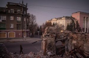 Жительница Луганска: все равно стараемся жить и работать