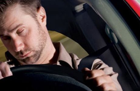 Кто разбудит спящего водителя, а кто не даст ему уснуть. Системы против сна и усталости