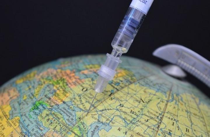 Сертификат о вакцинации привяжут к загранпаспорту? Как это будет работать