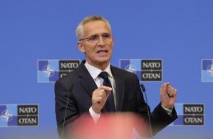 НАТО придется спасать французов