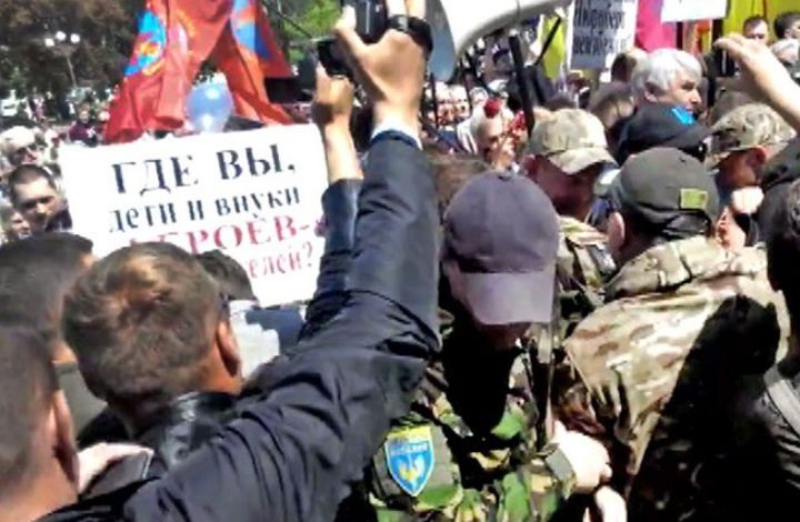 Политолог: вокруг 9 Мая на Украине происходит "шизофреническое раздвоение"