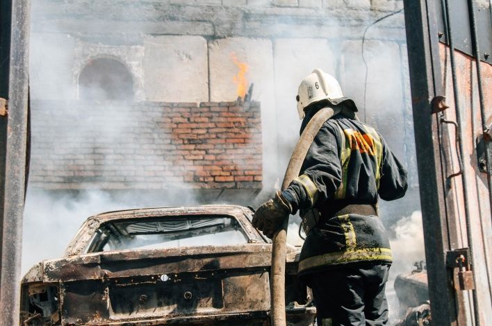 Крупный пожар на территории частного домовладения ликвидировали севастопольские огнеборцы МЧС