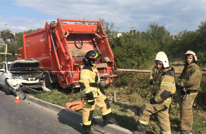 Севастопольские спасатели МЧС ликвидируют последствия ДТП с участием семи и восьми автомобилей