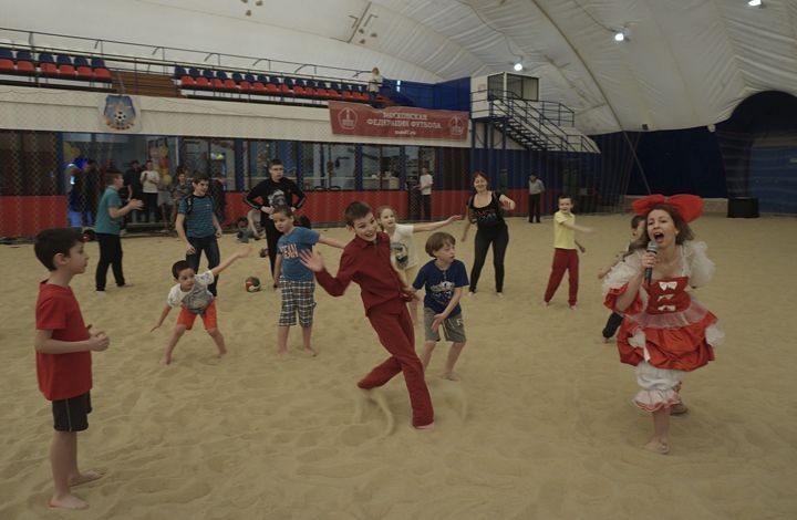 Активисты ОНФ в Подмосковье организовали спортивно-развлекательные занятия на песке для детей с аутизмом