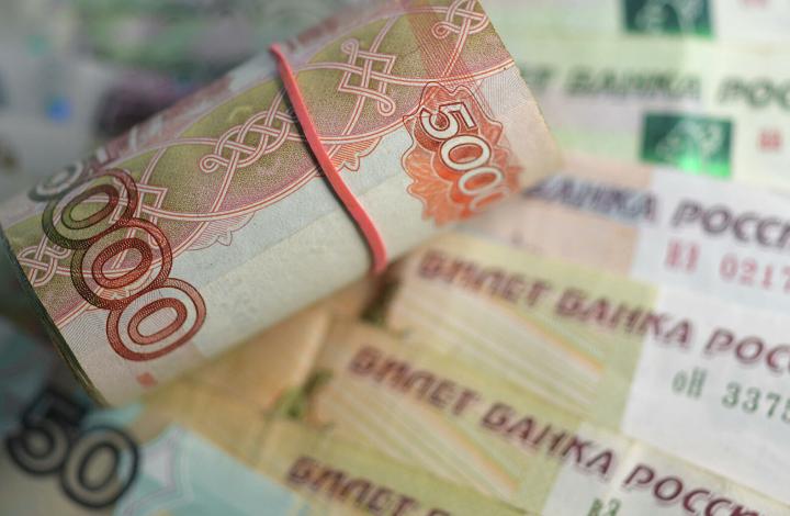 "Есть факторы за и против". Что будет с курсом рубля осенью?