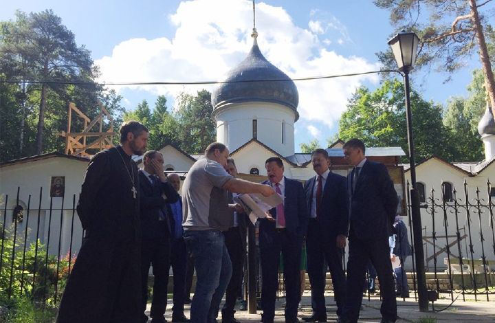 Глава Королёва проверил, как идут работы по строительству храма Владимира Священномученика